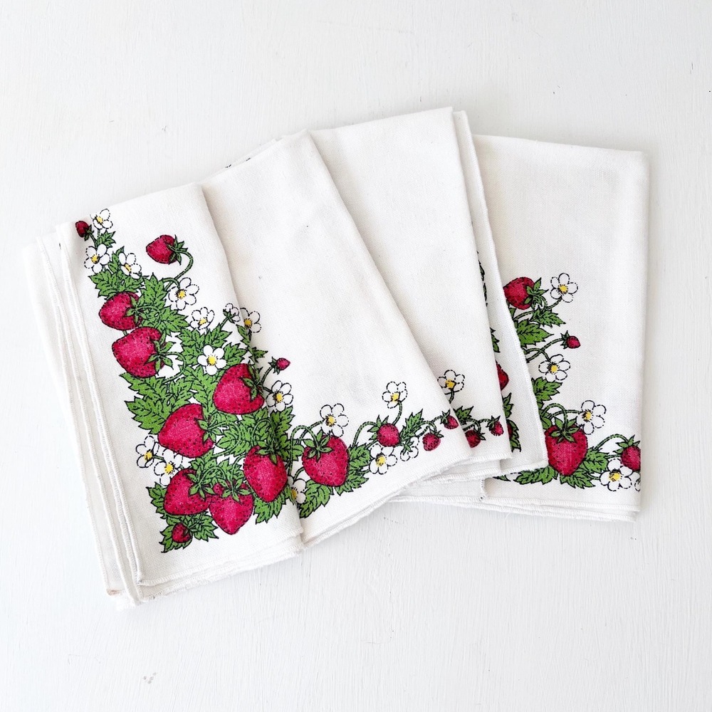 Vintage Cloth Napkins Strawberry Floral Set of 4 1970s Cottagecore Picnic Linens